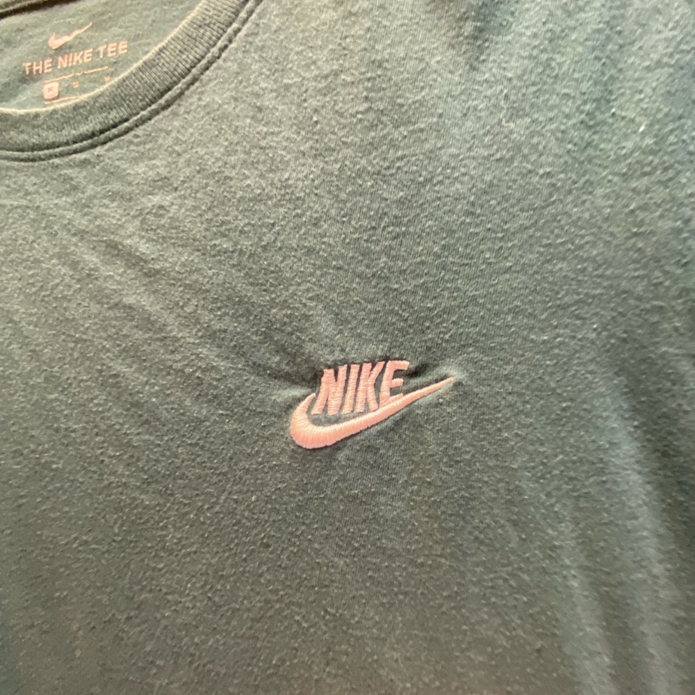 Women’s Nike tee - Picture 2 of 3